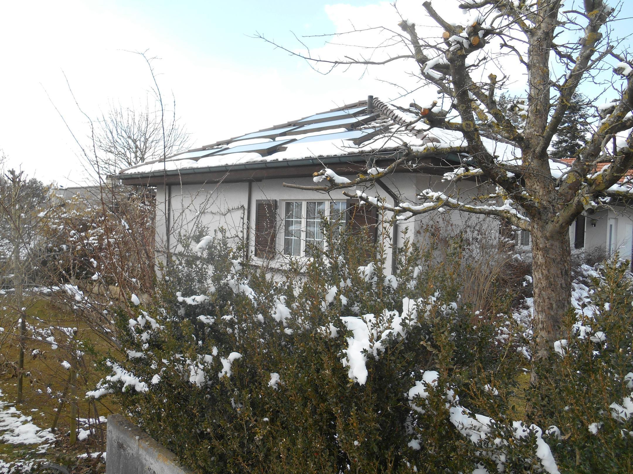 Südseite des Einfamilienhauses mit verglasten Schweizer Sonnenkollektoren. 6 Module à 1.5 m2.