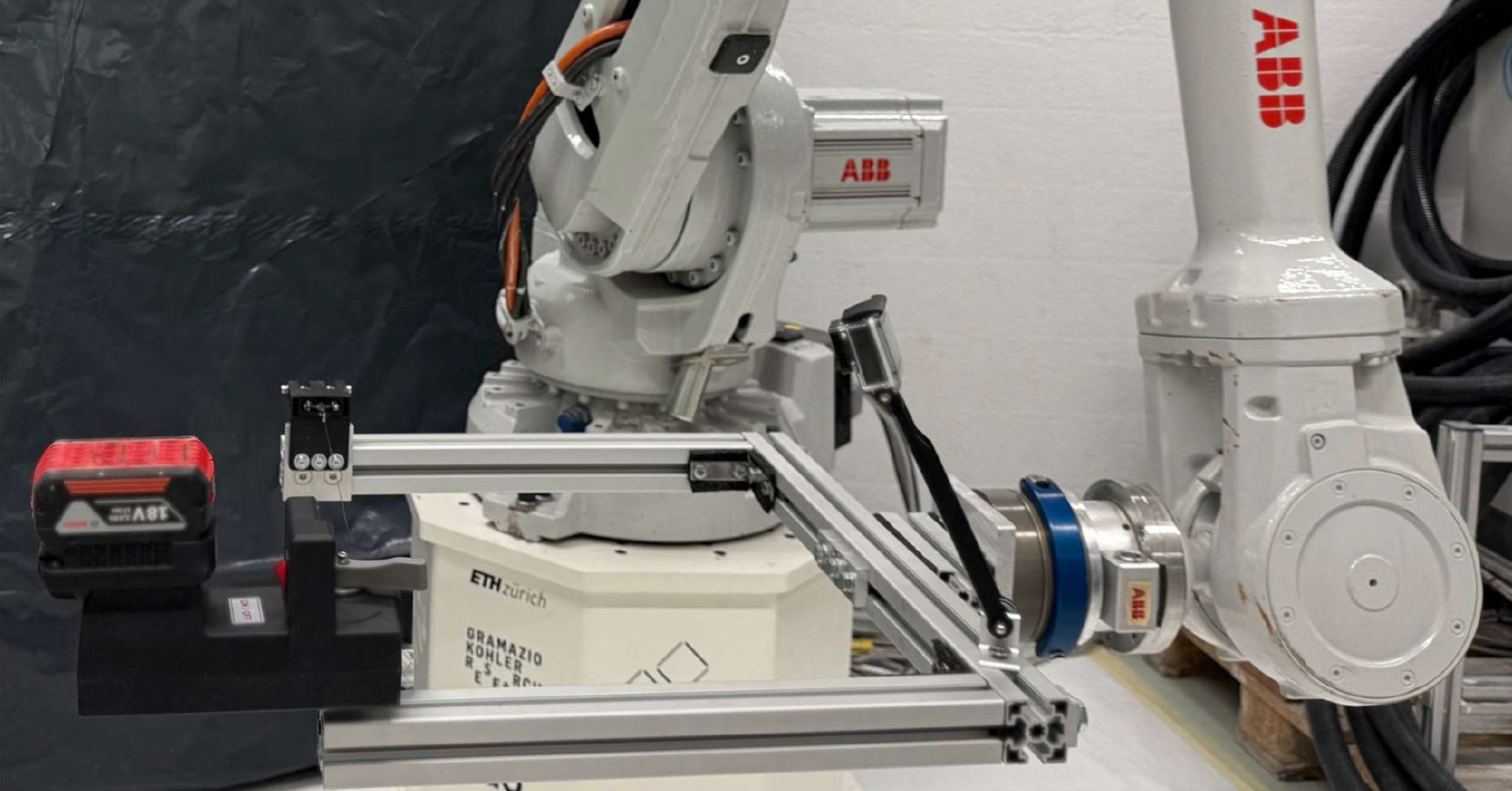 Robotische Schneidevorrichtung mit Aluminiumträger; Gummieinlagen an den Profilverbindungen dämpfen die Vibrationen des Schneidmechanismus.