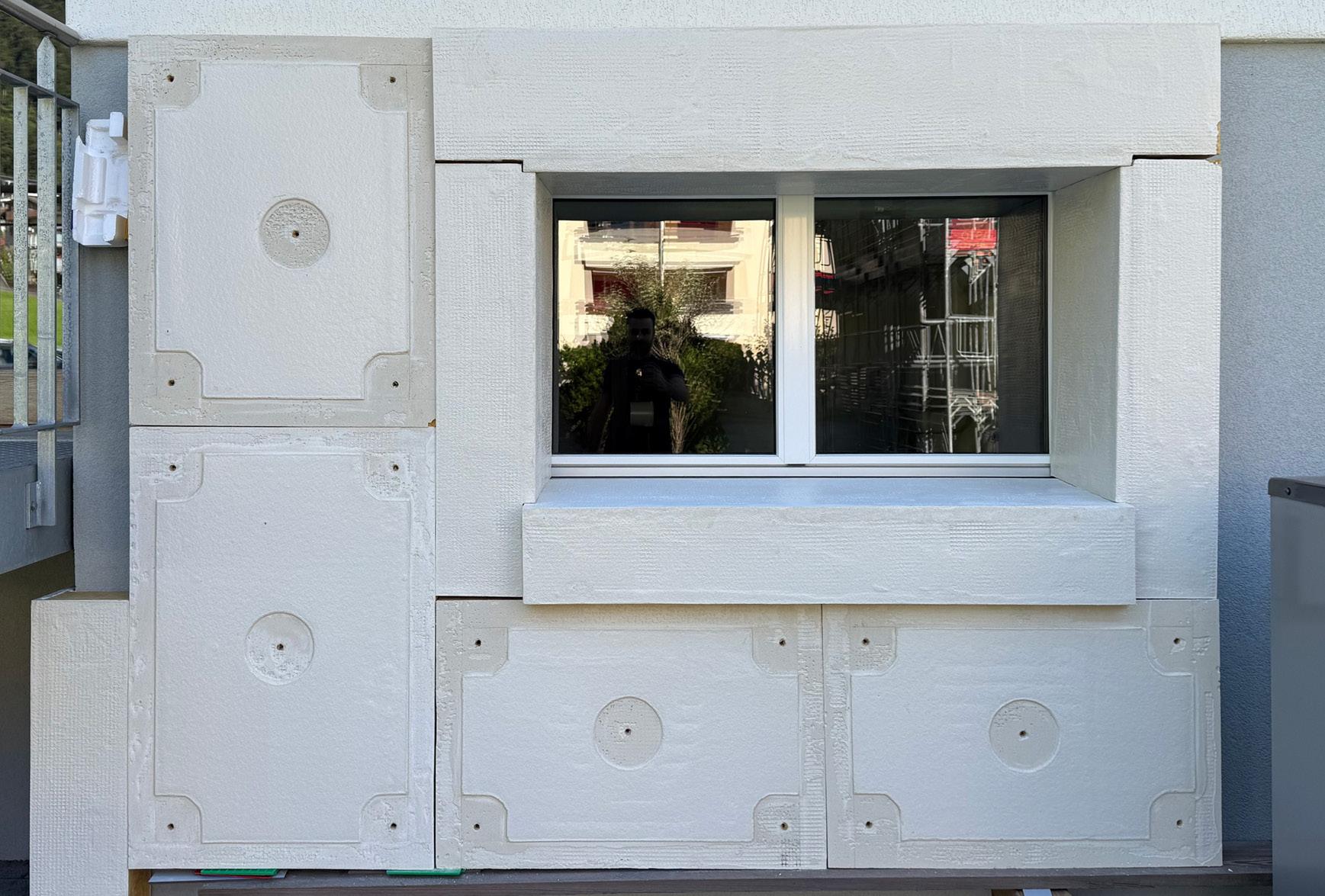 Passtest der zweiten Iteration am Gebäude: Die vorgefertigten Paneele sassen passgenau, einzig ein noch zu entfernendes Aluminiumprofil an der Fensterbank verhinderte den vollständigen Sitz.
