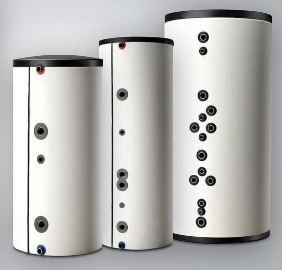 Drei zylindrische, weiss isolierte thermische Wasserspeicher verschiedener Höhe stehen nebeneinander. Jeder Speicher besitzt mehrere seitlich angeordnete Anschluss- und Messöffnungen in unterschiedlichen Höhen sowie schwarze Deckel oben und unten. Die Speicher unterscheiden sich in Durchmesser, Höhe und Anzahl der Anschlüsse.