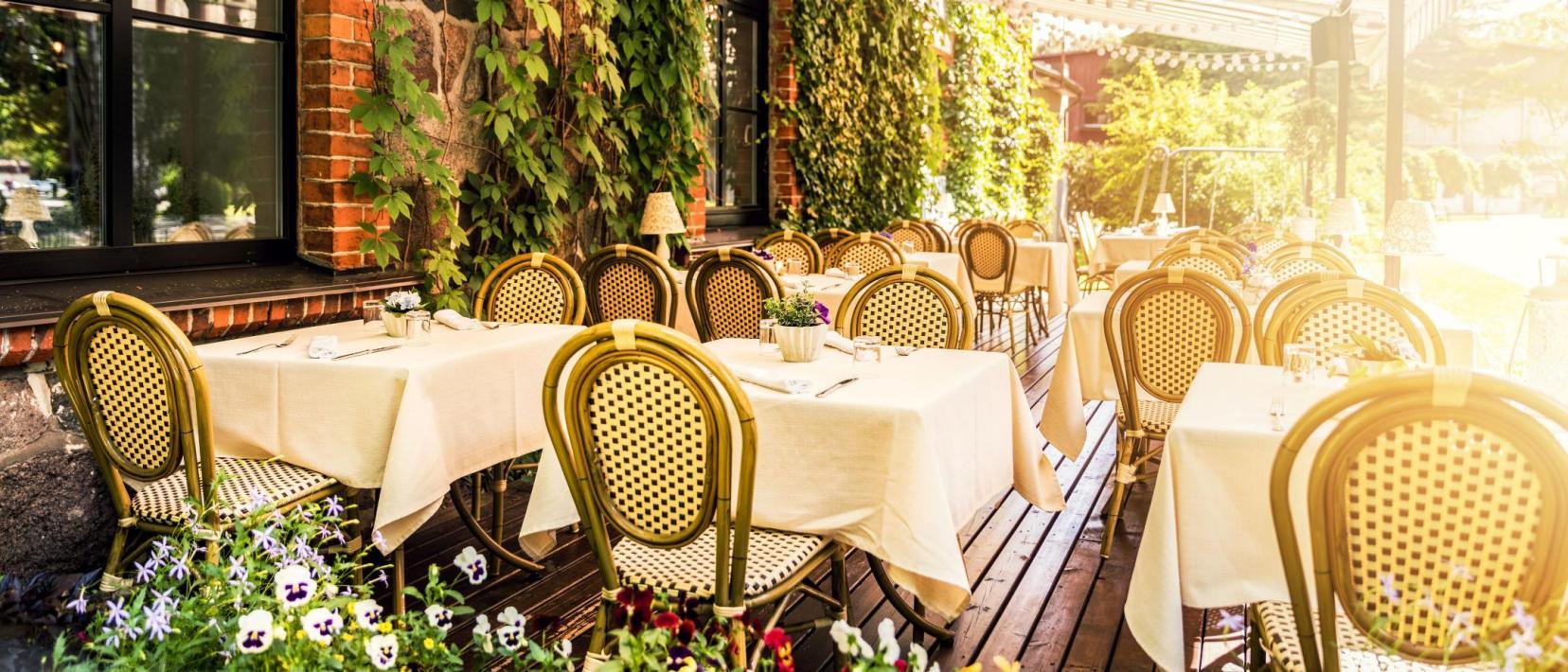 Die sonnenbeschienene Terrasse eines Restaurants