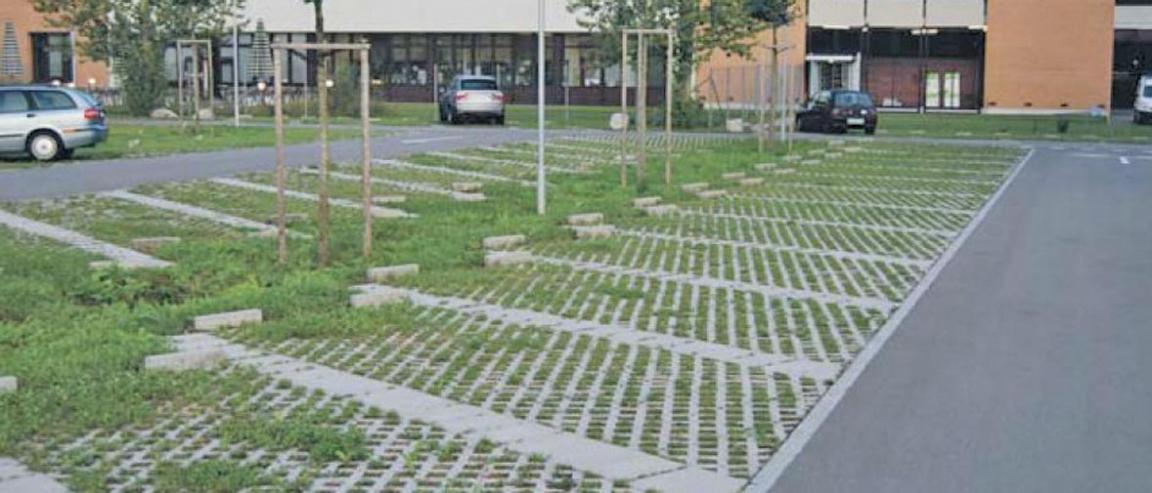 Auf einem Parkplatz wurden die Parkfeldern mit durchlässigen Rasengittersteinen gestaltet.