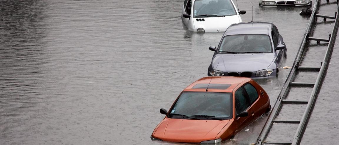 Mehreren Autos steht das Hochwasser bis knapp unter die Fenster.