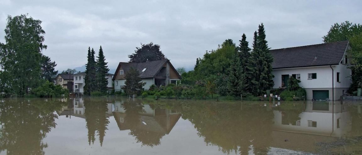 Hochwasser hat ein Zürcher Dorf geflutet und Schäden an Wohnhäusern verursacht.