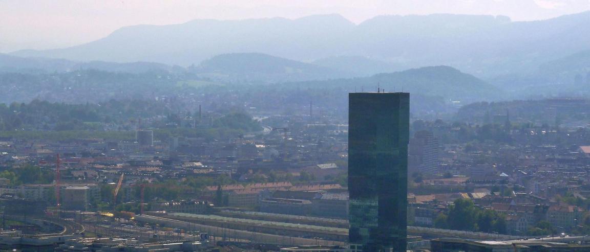 Ein Blick über den Prime Tower und die dahinter liegenden Gebiete zeigt, wie dicht bebaut die Stadt Zürich ist