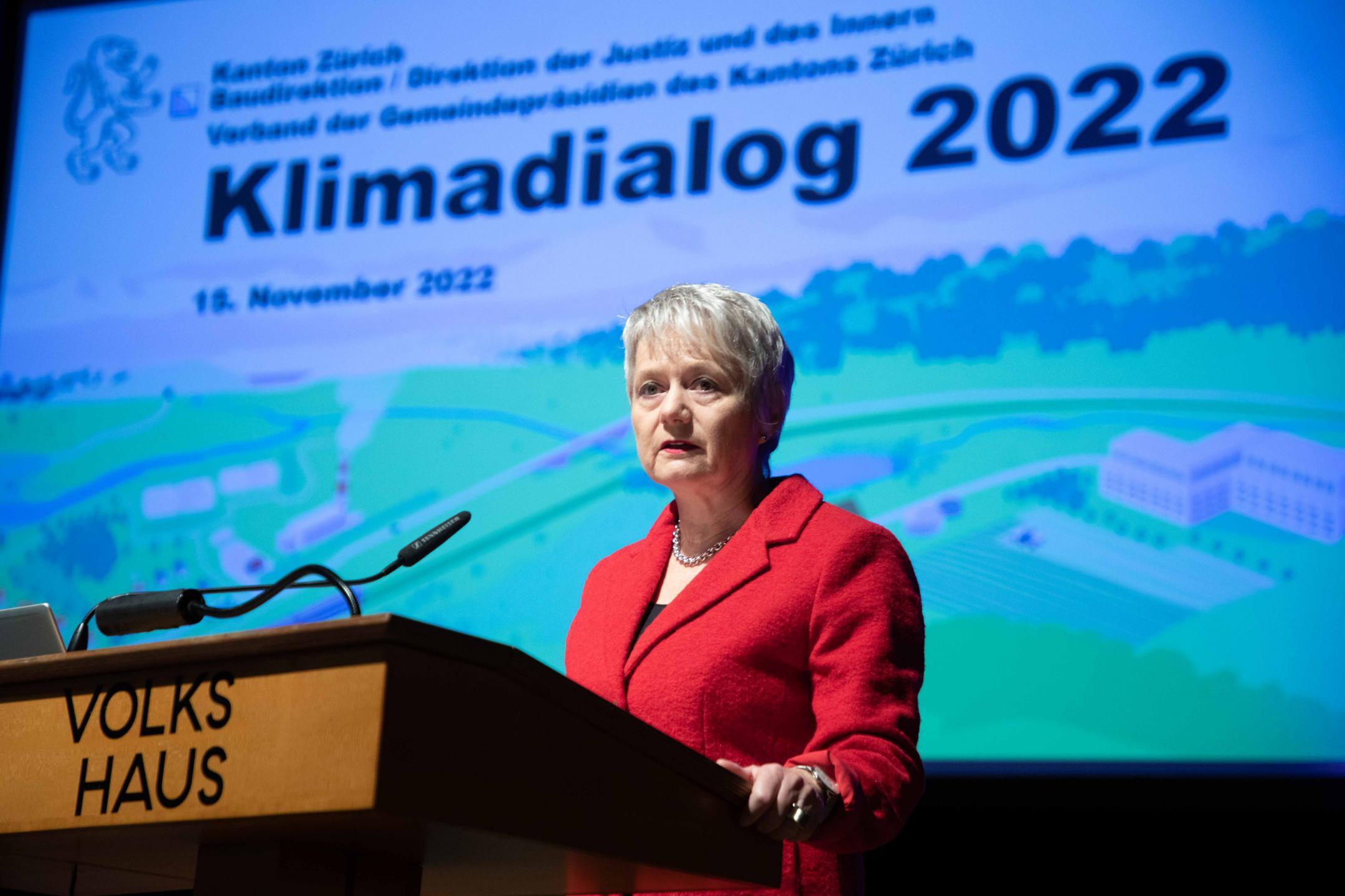 Jacqueline Fehr begrüsst die Anwesenden am Rednerpult