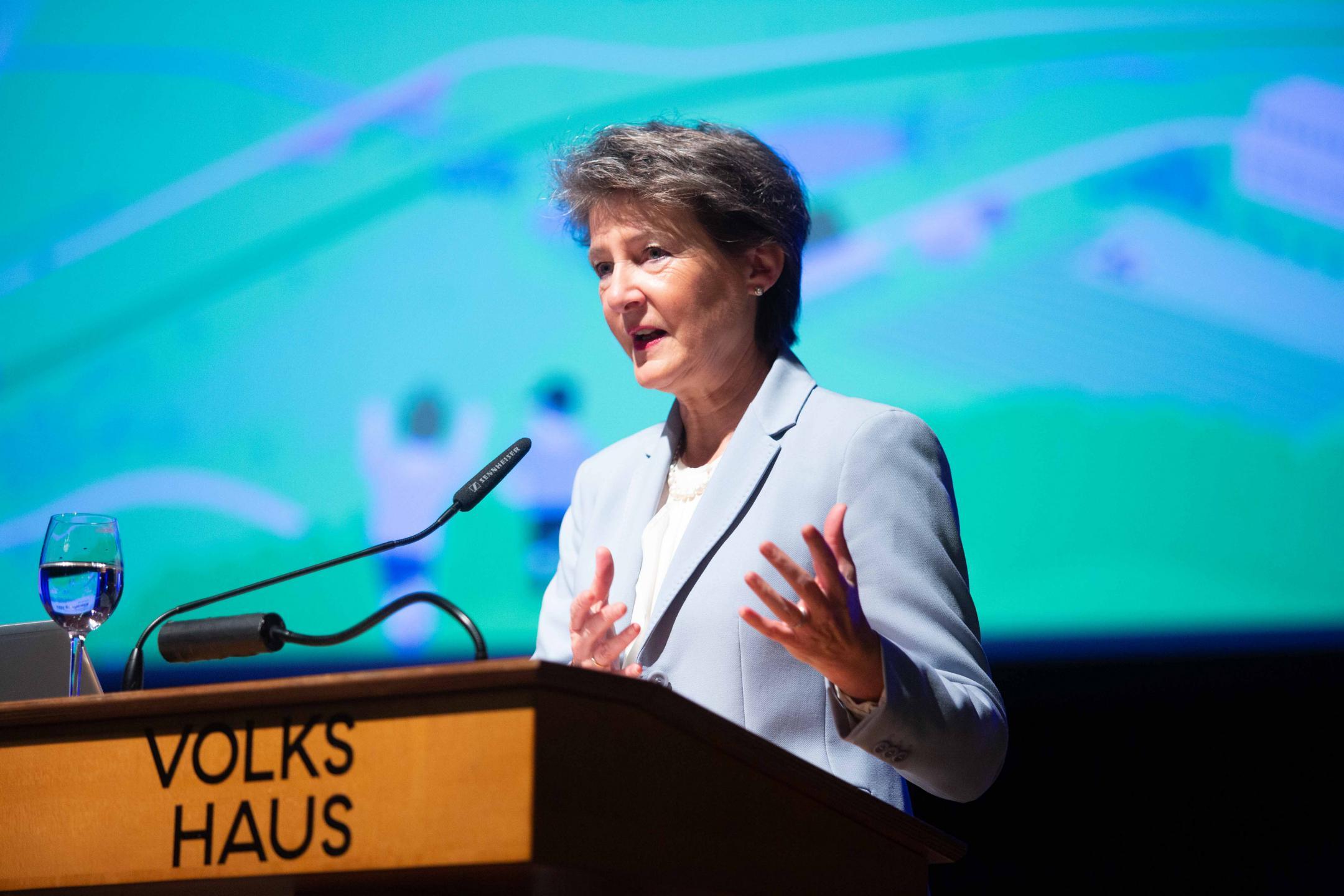 Bundesrätin Simonetta Sommaruga bei ihrem Inputreferat am Rednerpult