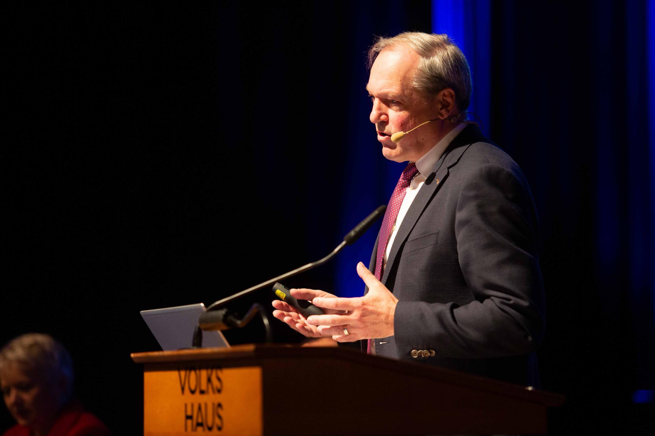 Jörg Kündig bei seinem Inputreferat am Rednerpult