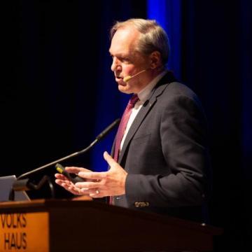 Jörg Kündig bei seinem Inputreferat am Rednerpult