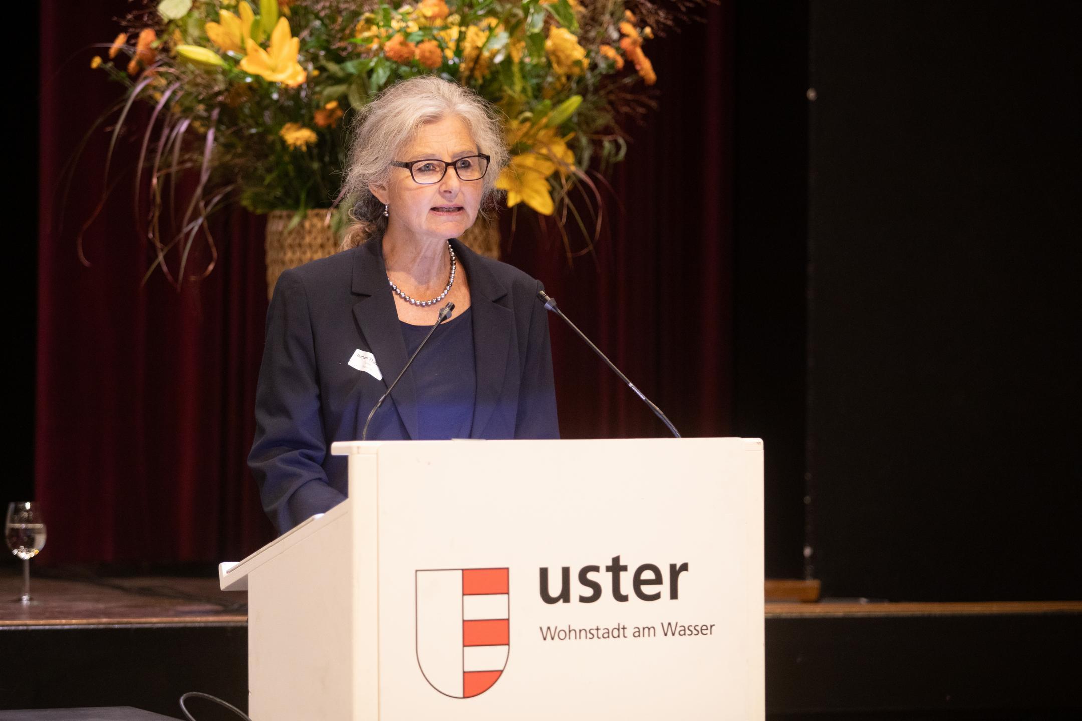 Barbara Thalmann steht am Rednerpult