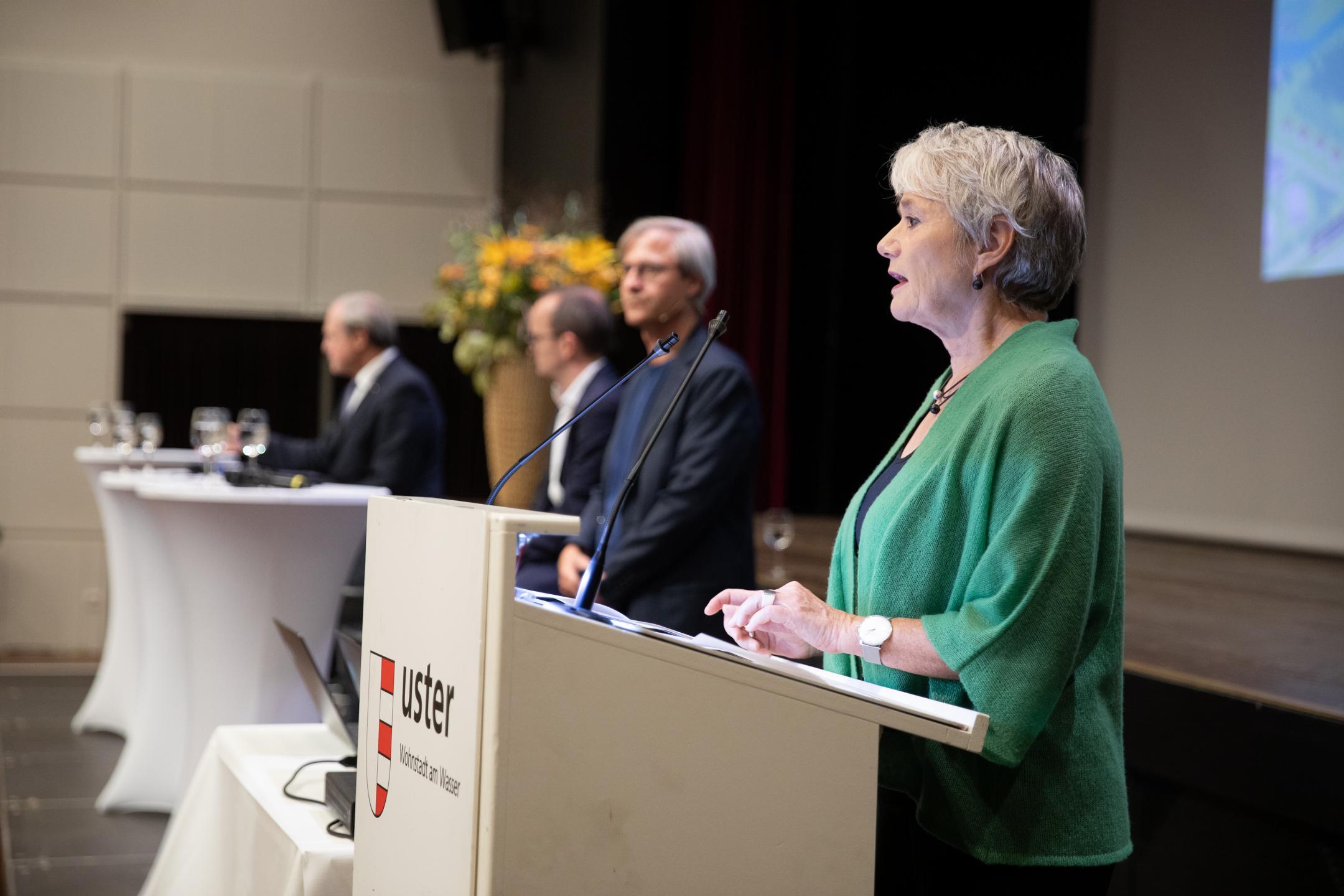 Jacqueline Fehr begrüsst die Anwesenden am Rednerpult