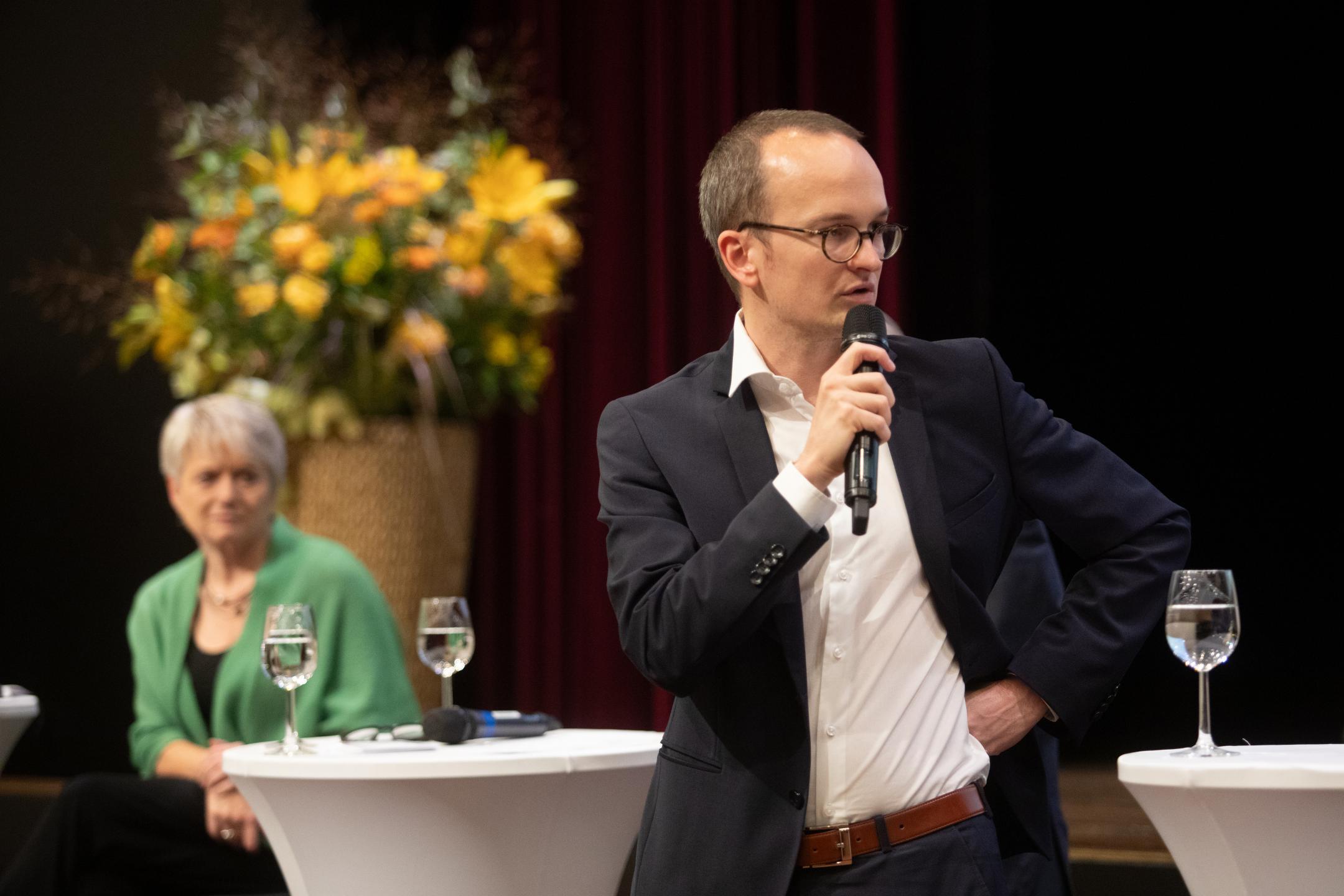 Martin Neukom spricht in ein Mikrofon.