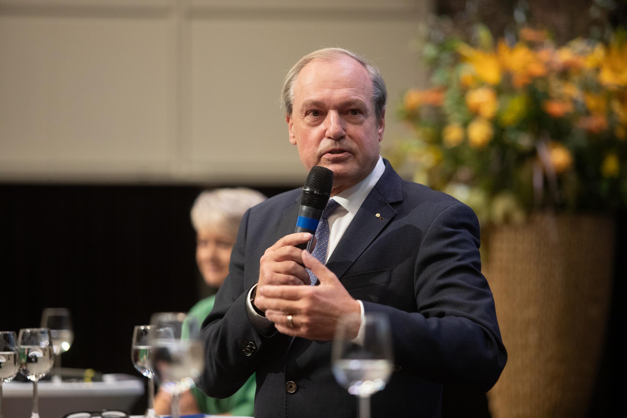 Jörg Kündig spricht in ein Mikrofon