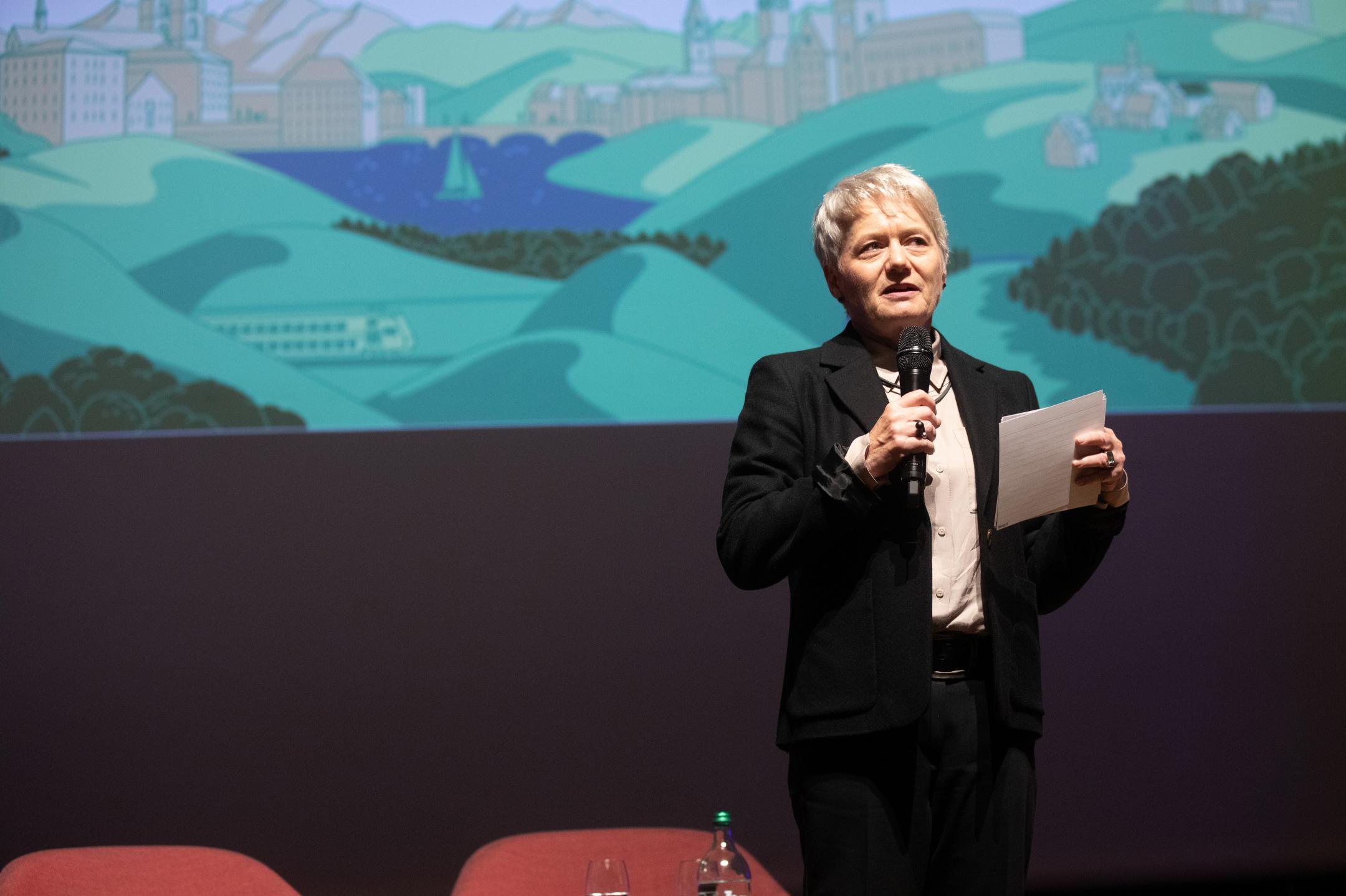Jacqueline Fehr spricht auf der Bühne.