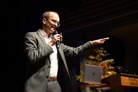 RP Martin Neukom referiert am Mikrofon