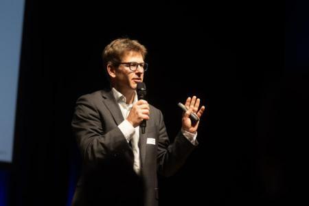 Balthasar Thalmann referiert am Mikrofon