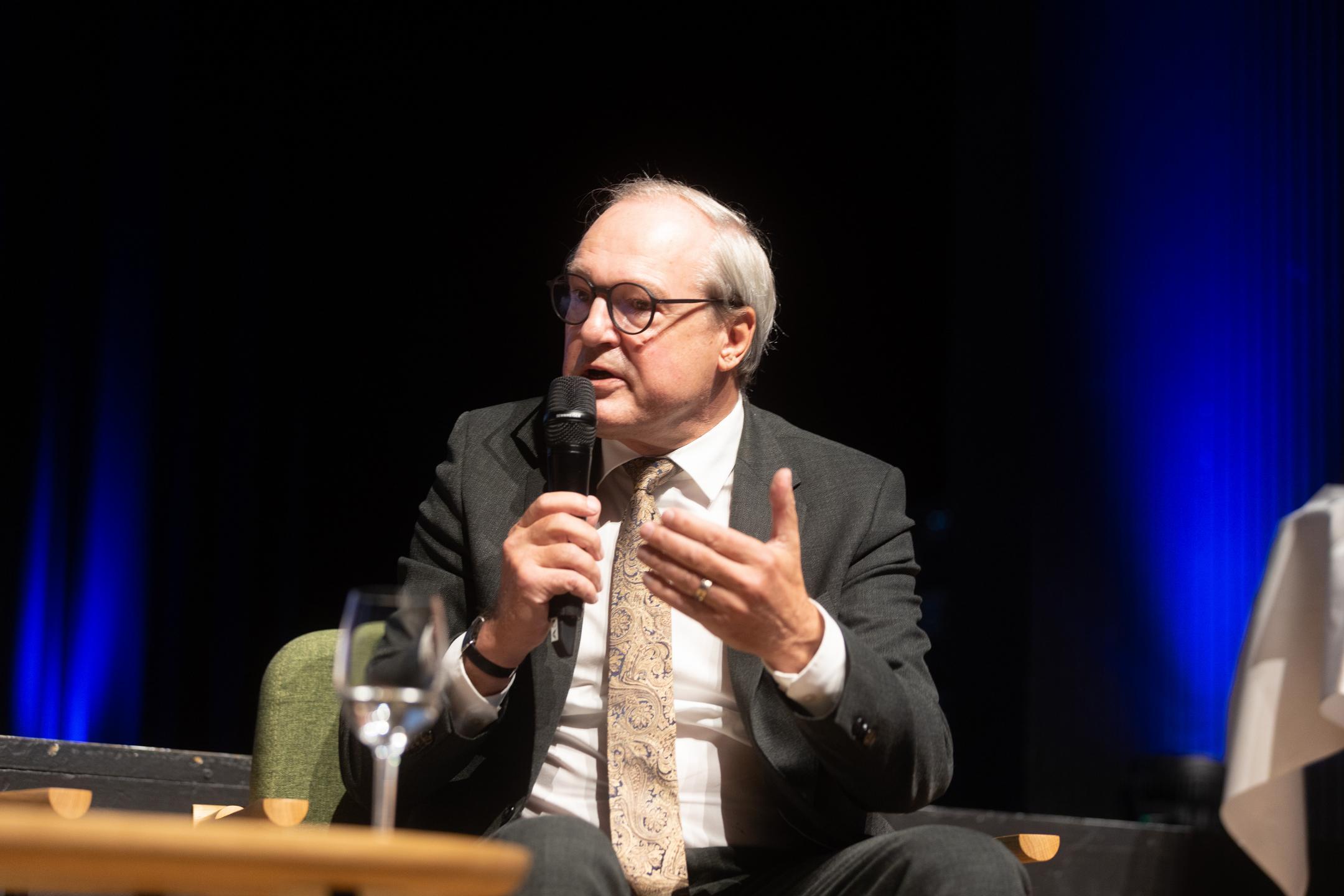 Jörg Kündig spricht ins Mikrofon