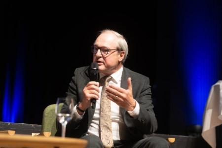 Jörg Kündig spricht ins Mikrofon