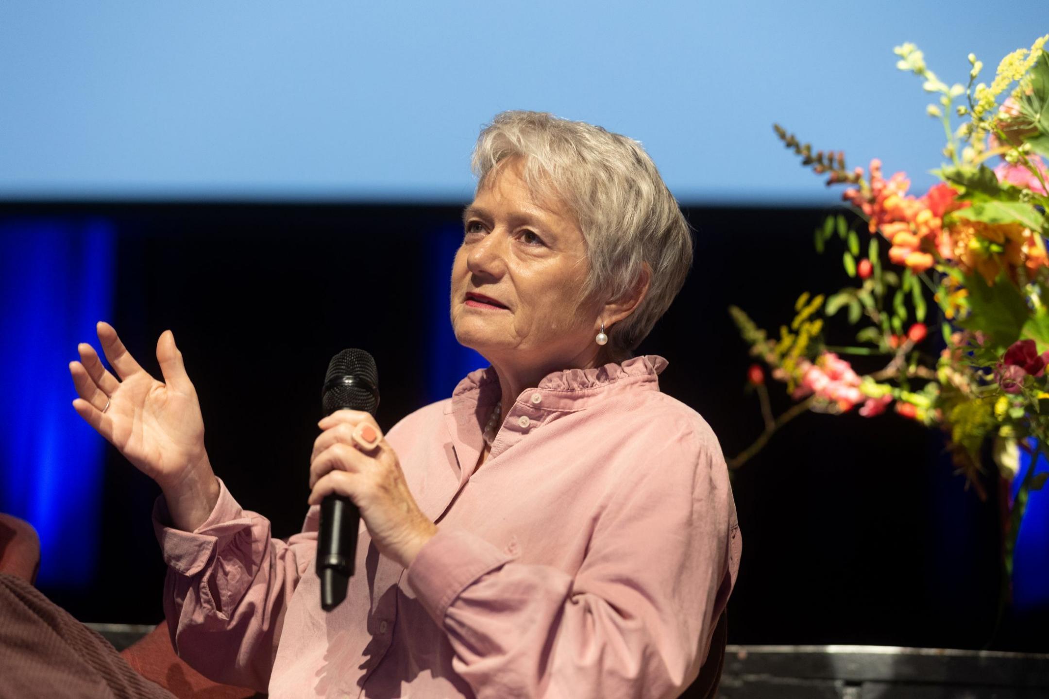 Regierungsrätin Jacqueline Fehr spricht auf dem Podium.
