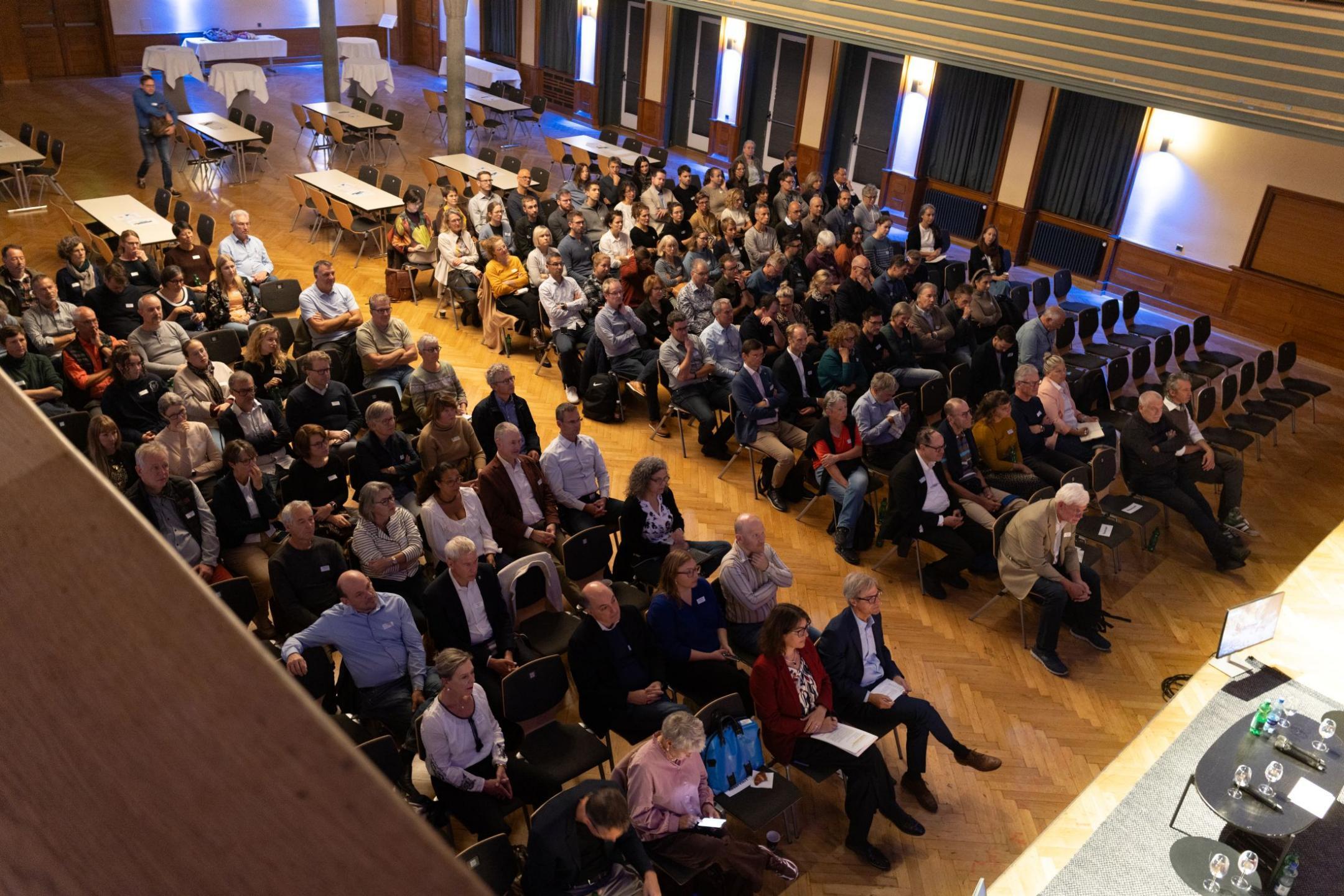 Im grossen Saal des Volkshauses sitzen rund 200 Personen und hören aufmerksam zu. 