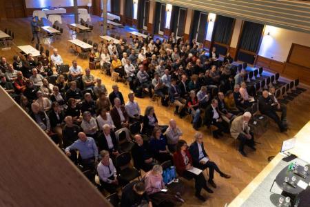 Im grossen Saal des Volkshauses sitzen rund 200 Personen und hören aufmerksam zu. 
