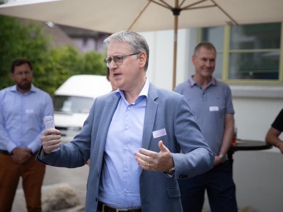 Stadtpräsident bei Begrüssung, Teilnehmende im Hintergrund