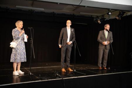 RR Jacqueline Fehr, RR Martin Neukom und Jörg Kündig stehen nebeneinander auf Bühne