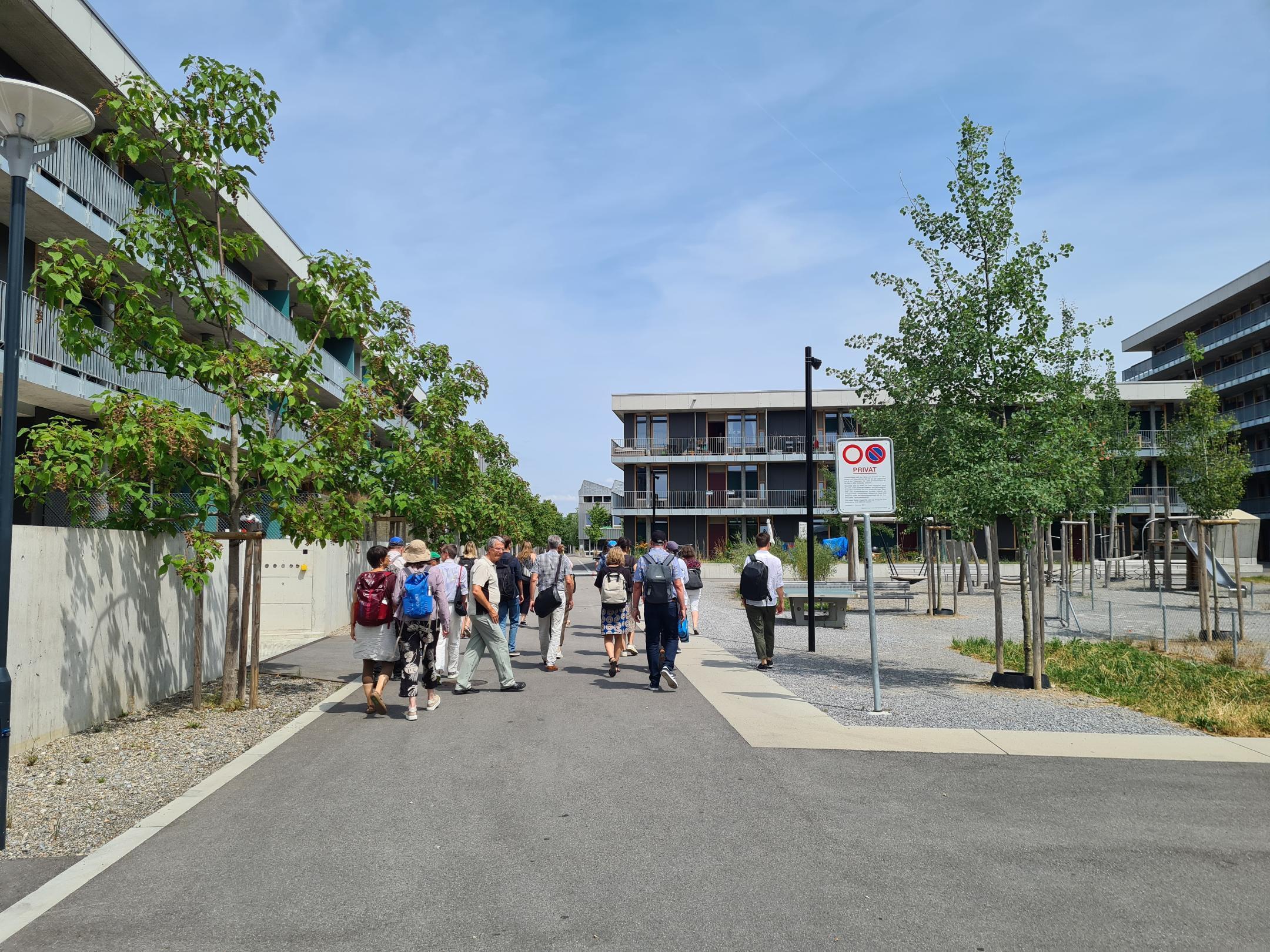 Teilnehmende schlendern durch Quartier