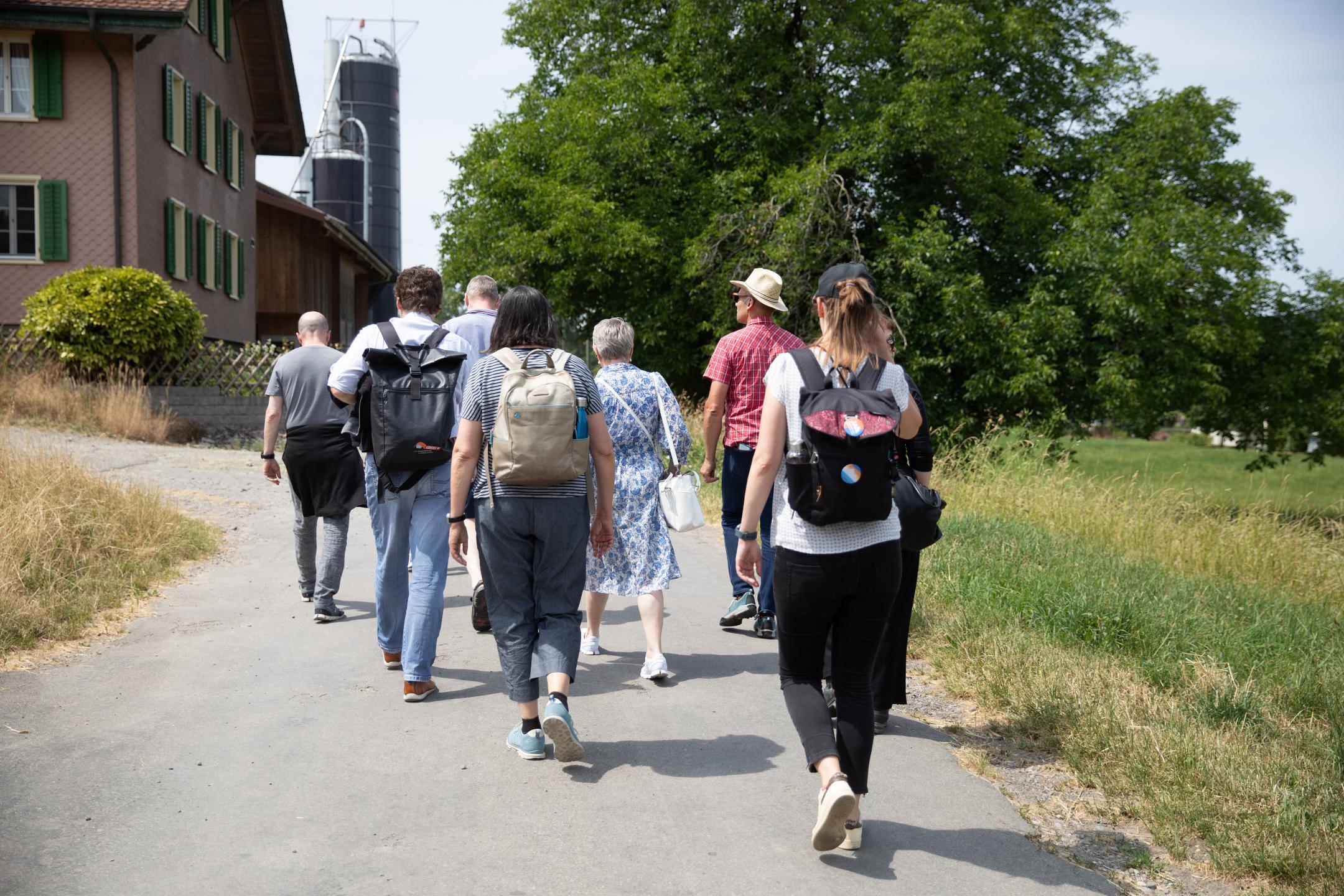 Teilnehmende auf dem Weg zu Ortoloco