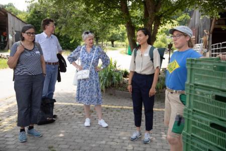 Teilnehmende stehen zusammen