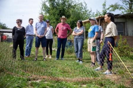 Teilnehmende stehen auf Feld