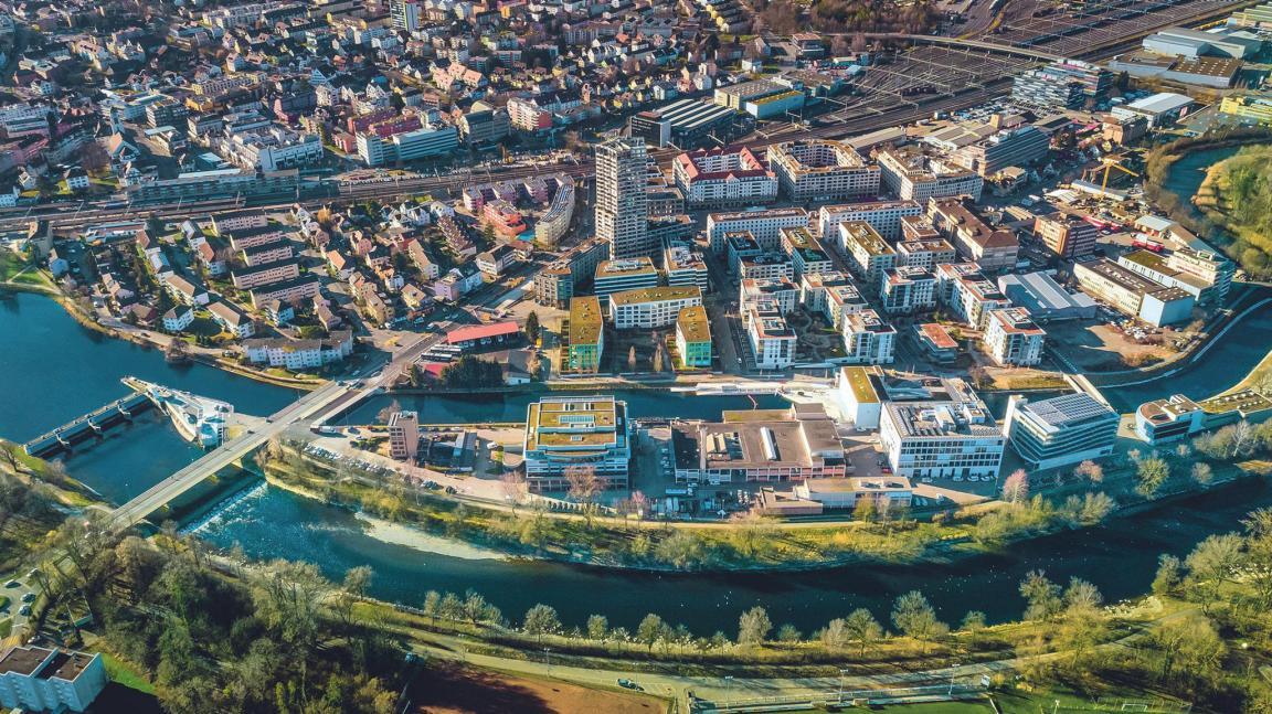 Luftaufnahme des EKZ-Areals, einer Insel in der Limmat