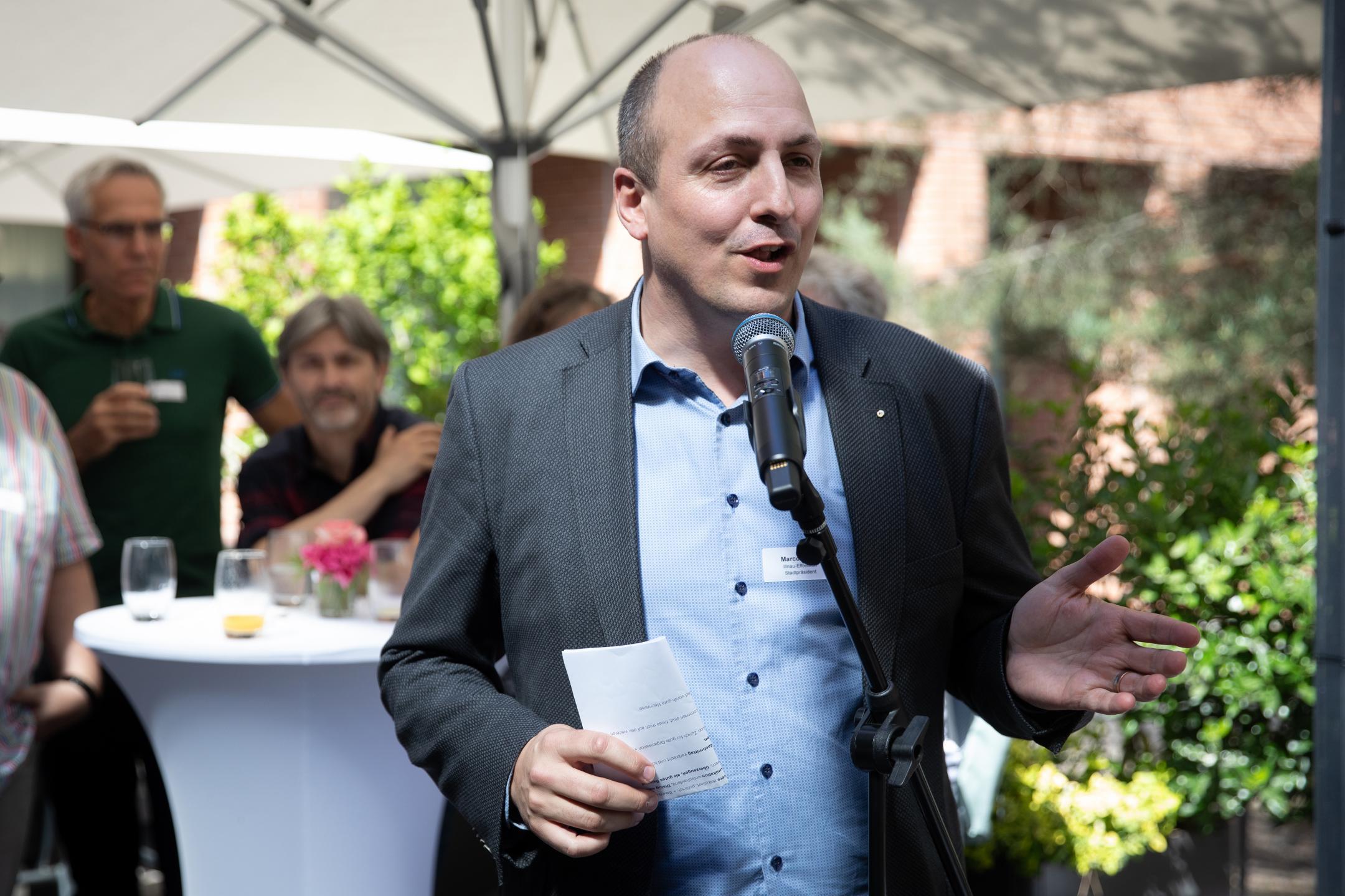 Stadtpräsident Marco Nuzzi spricht ins Mikrofon