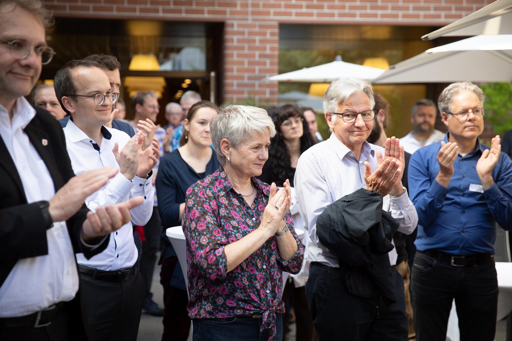 Anwesende applaudieren