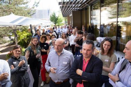 Teilnehmende hören am Apéro den Ansprachen zui