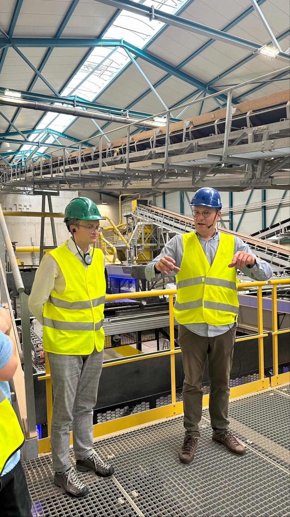 Baudirektor Martin Neukom auf der Führung durch das Aufbereitungszentrum für Bauabfälle der Eberhard Unternehmungen (EbiMIK).