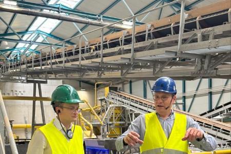 Baudirektor Martin Neukom auf der Führung durch das Aufbereitungszentrum für Bauabfälle der Eberhard Unternehmungen (EbiMIK).