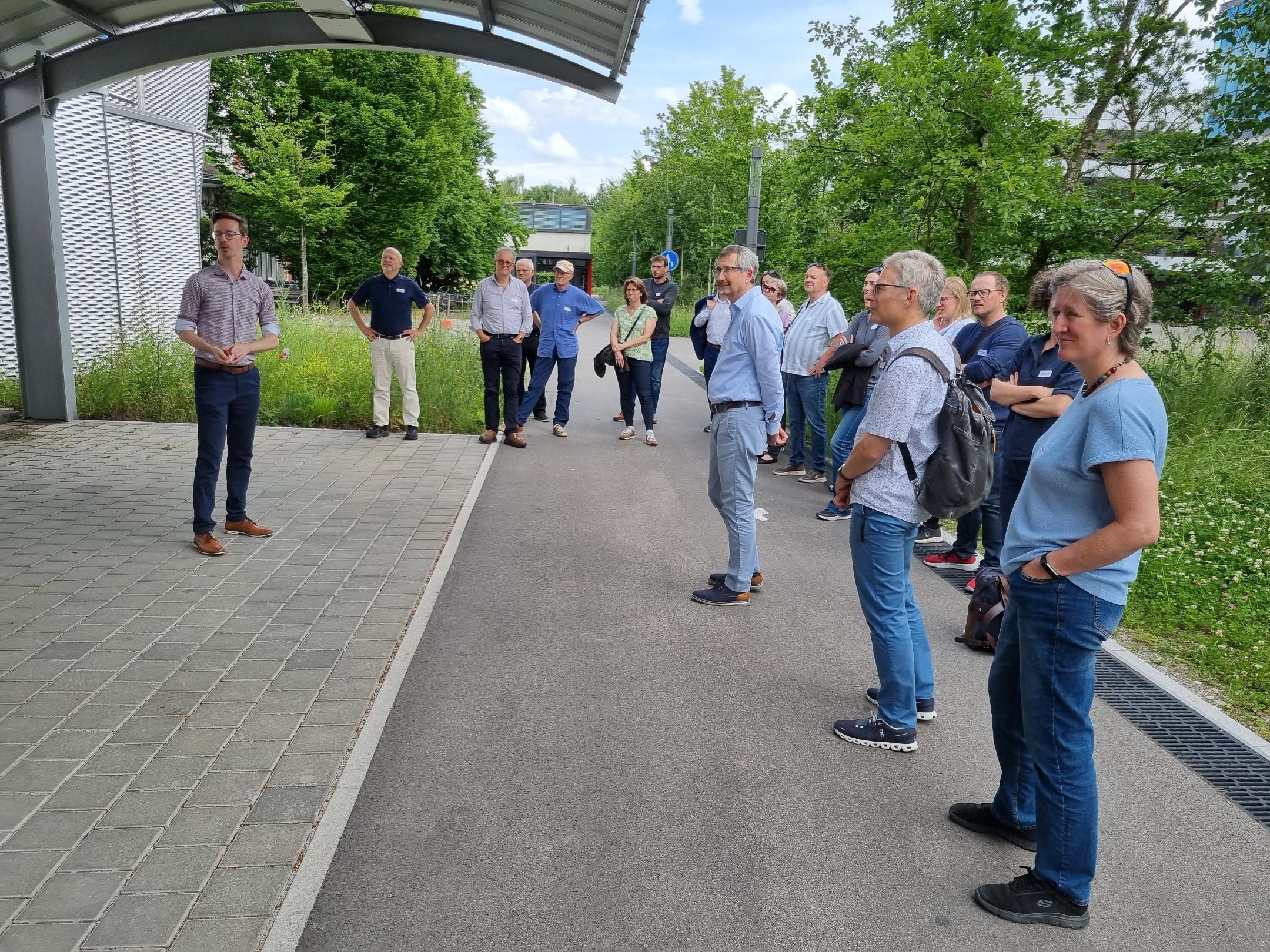 Teilnehmende besammeln sich vor Gebäude