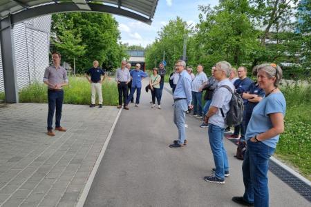 Teilnehmende besammeln sich vor Gebäude