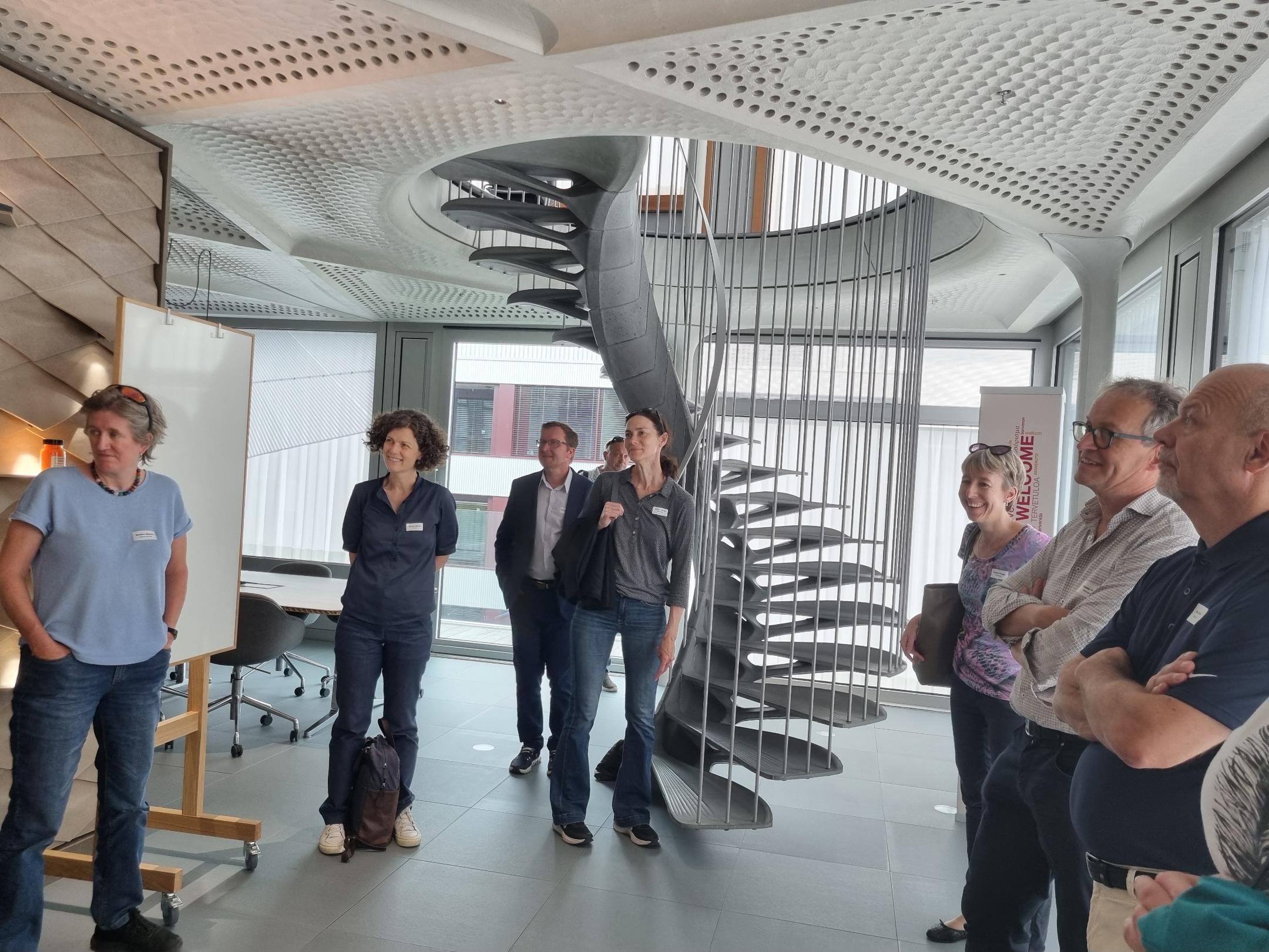 Teilnehmende der Exkursion, im Hintergrund Wendeltreppe