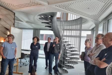 Teilnehmende der Exkursion, im Hintergrund Wendeltreppe