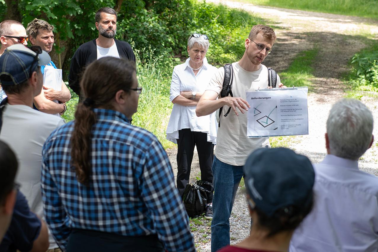 AWEL-Projektleiter erklärt Anforderungen an #hallowasser, Teilnehmende stehen um ihn herum