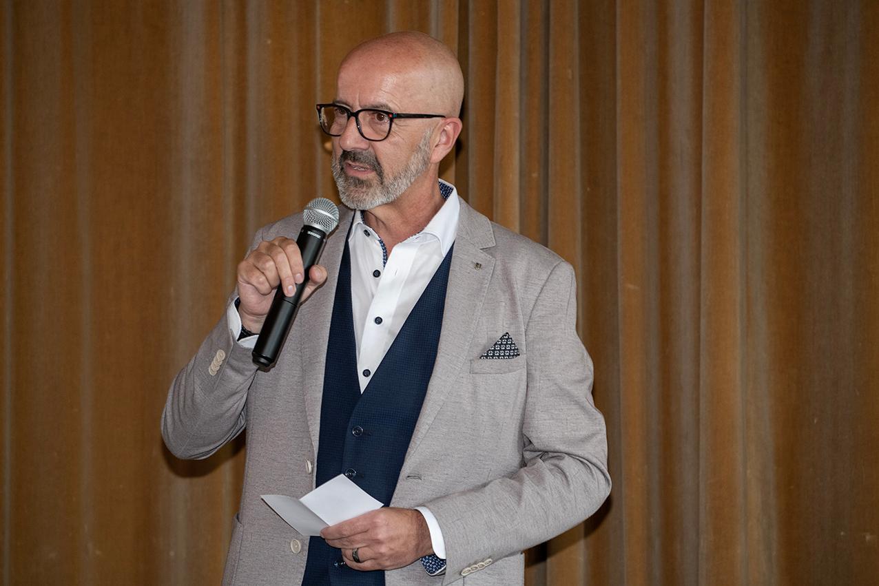 Der Stadtpräsident von Dübendorf André Ingold mit Mikrofon.