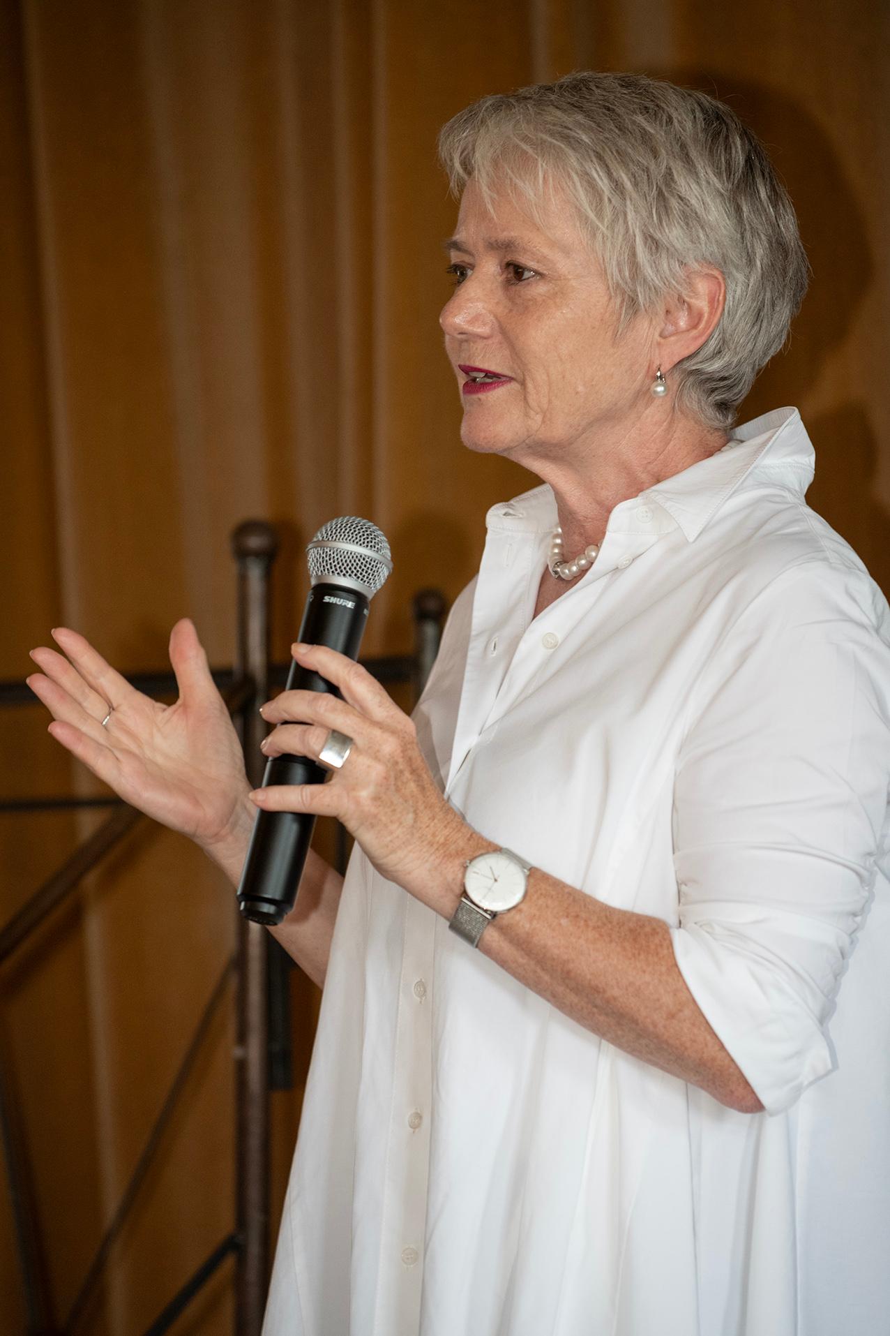 Regierungsrätin Jacqueline Fehr sprechend mit einem Mikrofon in der Hand.