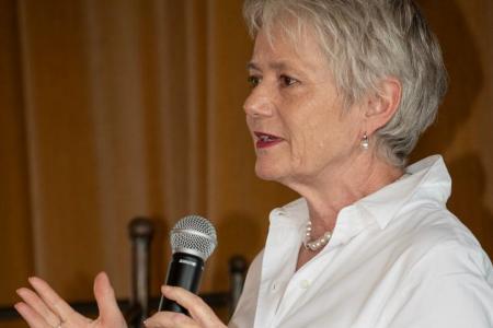 Regierungsrätin Jacqueline Fehr sprechend mit einem Mikrofon in der Hand.