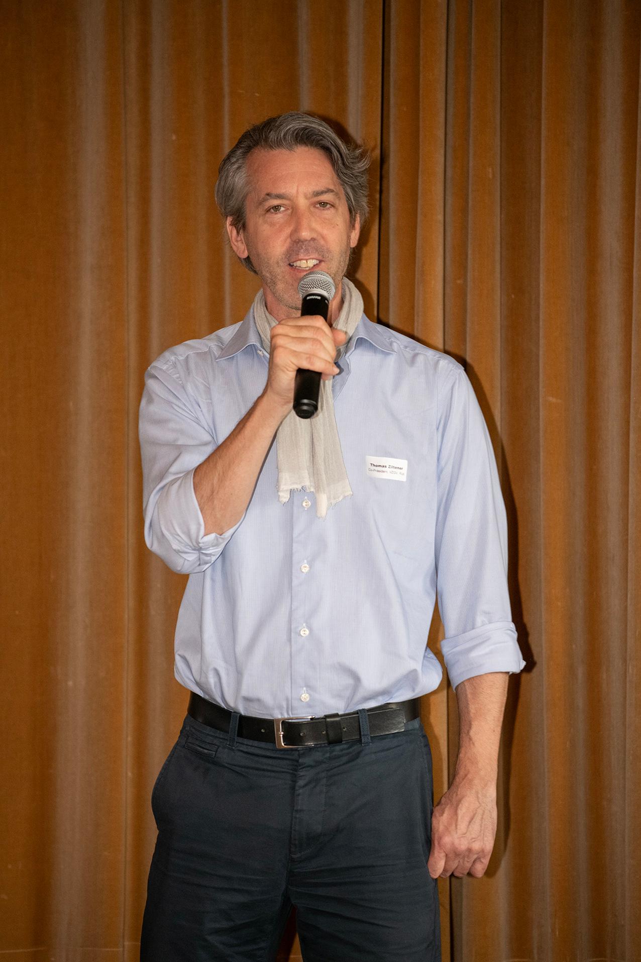 Thomas Ziltener sprechend mit Mikrofon in der Hand.