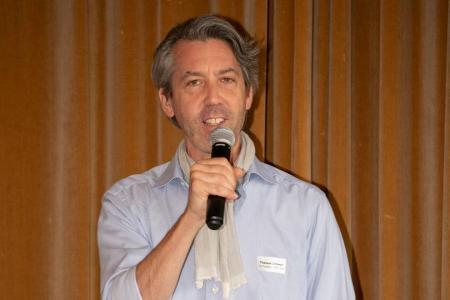 Thomas Ziltener sprechend mit Mikrofon in der Hand.