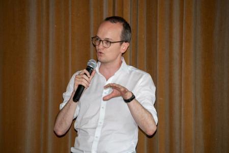 Baudirektor Martin Neukom sprechend mit einem Mikrofon in der Hand.