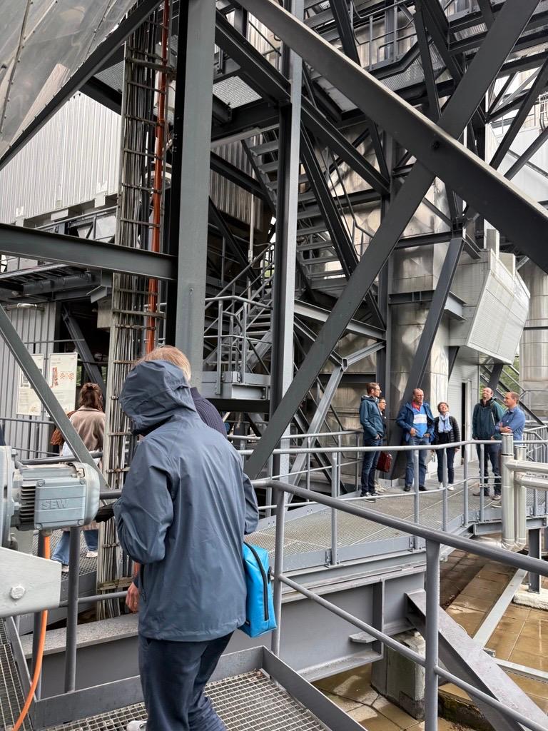 Personen im Freien auf einem Metallgerüst