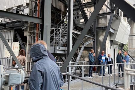 Personen im Freien auf einem Metallgerüst